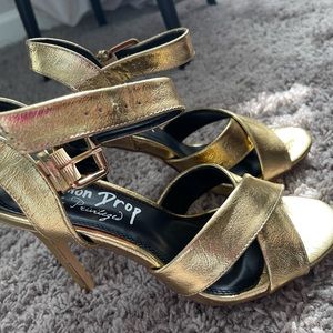 Cute Gold Stelleto heels